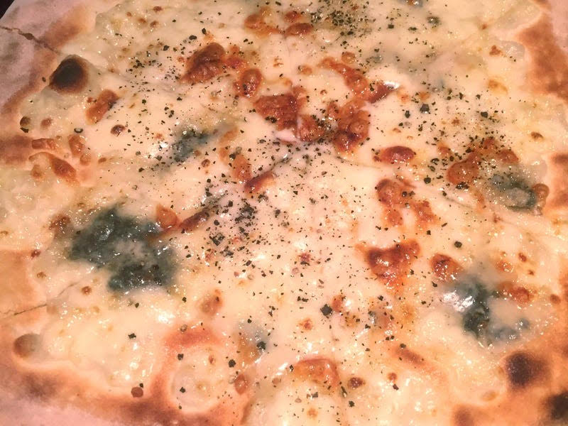クアトロファルマッジ(4種のチーズのピザ)